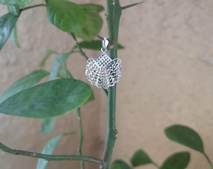 2D White Gold Fan Pendant