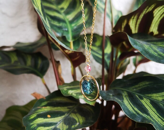 Flower imprint Green Crystal Gold necklace