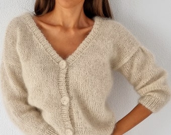 Handgestrickter Designer-Pullover in Mohair für Frauen, Hellgrauer Cardigan, Grobstrick