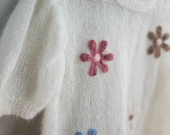 Pull sur mesure avec des fleurs, cadeau fait main pour maman, haut en mohair motif broderie, pull en mohair, haut blanc au crochet, vêtements de l'an 2000