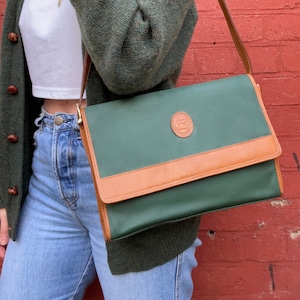 Sac à bandoulière en cuir vert et beige des années 90/Grande pochette