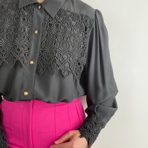 Blusa negra vaporosa de manga larga con paneles de encaje estilo años 90, tallas del Reino Unido hasta la 14.