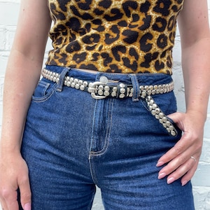 Slanke zwarte leren motorriem met studs en studs
