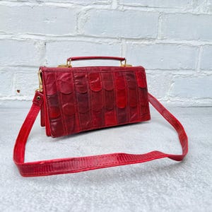 Vintage mörkröd läderväska med topphandtag och lång rem