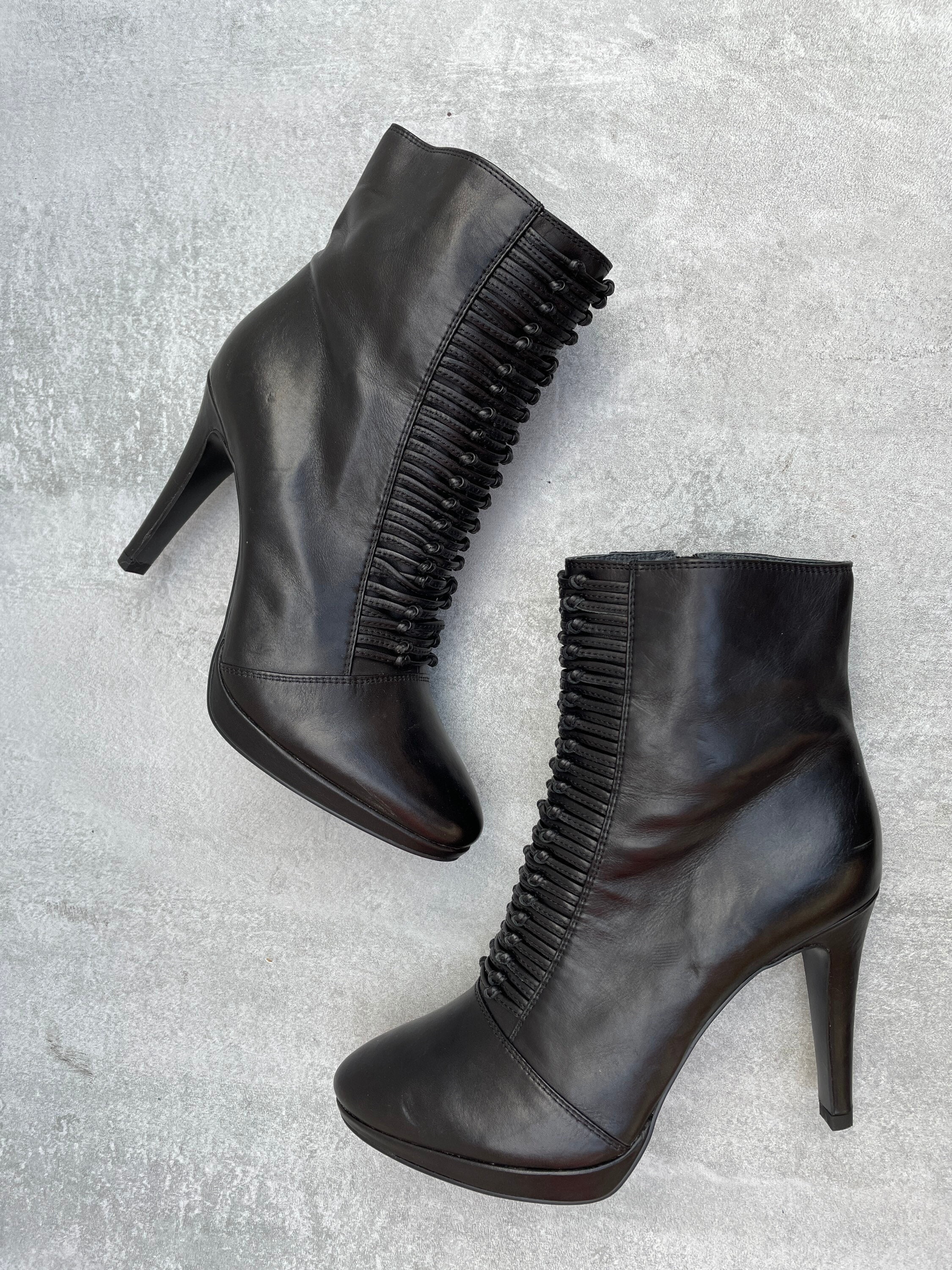 Buy FOREVER 21 Women Black Heeled Boots - Boots for Women 1185519 | Myntra-hkpdtq2012.edu.vn