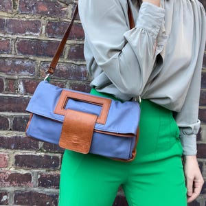 Bolsa de couro bege e azul com duas alças