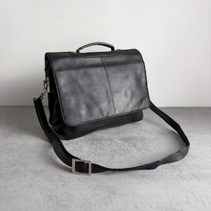 Smal svart läderväska för laptop