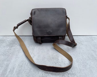 Petit sac à bandoulière carré en cuir épais marron ciré de style militaire