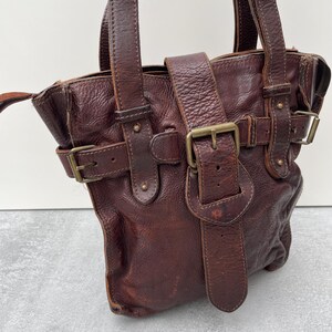 Bolso de hombro de cuero marrón encerado grueso y robusto