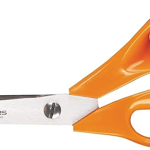Tijeras universales profesionales Fiskars de 25 cm de longitud para diestros, hoja de acero inoxidable y mango de plástico, color naranja clásico 1005151