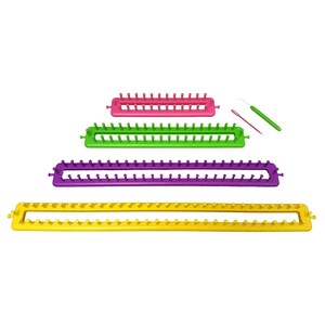 Pode incluir: Quatro teares de pl&aacute;stico coloridos em amarelo, roxo, verde e rosa. Os teares est&atilde;o dispostos em forma de pir&acirc;mide, com o maior tear na parte inferior e o menor na parte superior. Inclui duas agulhas de tric&ocirc;.