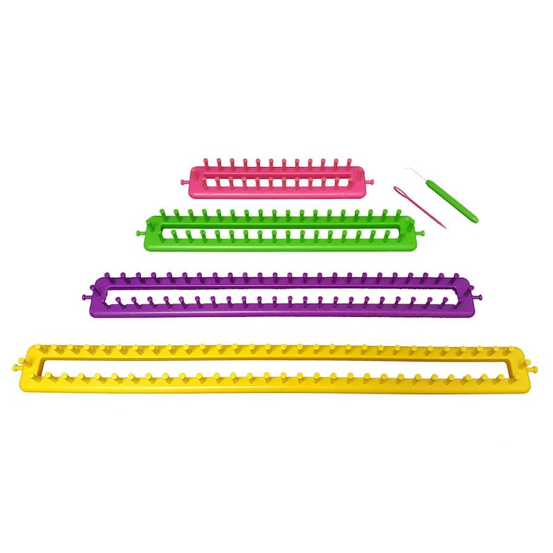 Pode incluir: Quatro teares de pl&aacute;stico coloridos em amarelo, roxo, verde e rosa. Os teares est&atilde;o dispostos em forma de pir&acirc;mide, com o maior tear na parte inferior e o menor na parte superior. Inclui duas agulhas de tric&ocirc;.