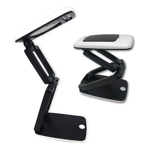 Crafters Dream Lámpara de escritorio compacta - Lámpara de escritorio plegable LED en blanco y negro que funciona con pilas con lente de aumento x3