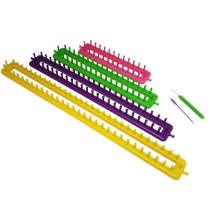 Pode incluir: Conjunto de quatro teares de tric&ocirc; de pl&aacute;stico coloridos em amarelo, roxo, verde e rosa. Os teares s&atilde;o organizados por ordem de tamanho, com o maior na parte inferior e o menor na parte superior. Tamb&eacute;m est&atilde;o inclu&iacute;das duas agulhas de tric&ocirc;.