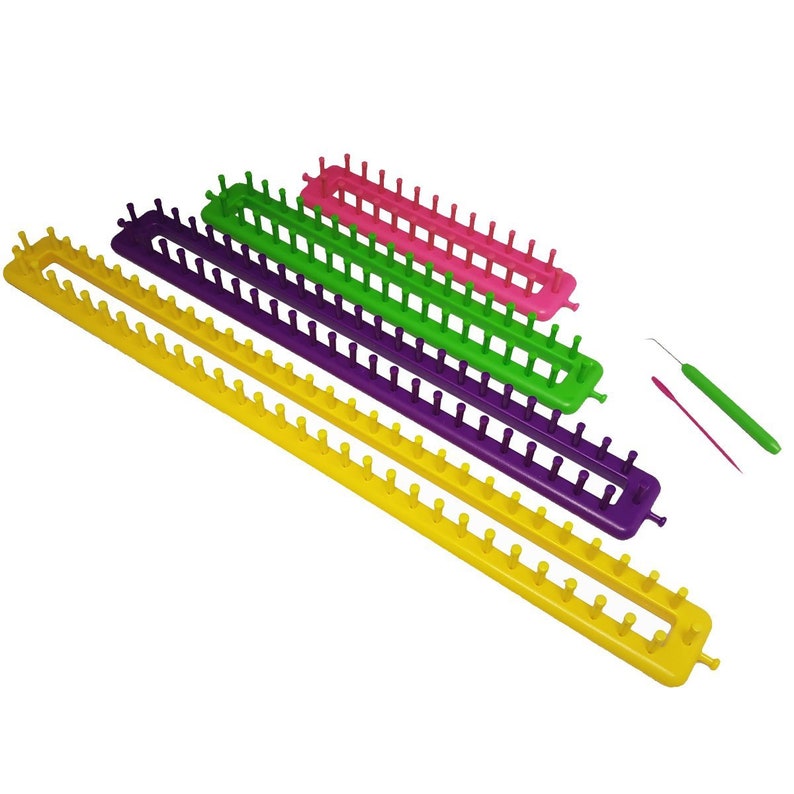 Pode incluir: Conjunto de quatro teares de tric&ocirc; de pl&aacute;stico coloridos em amarelo, roxo, verde e rosa. Os teares s&atilde;o organizados por ordem de tamanho, com o maior na parte inferior e o menor na parte superior. Tamb&eacute;m est&atilde;o inclu&iacute;das duas agulhas de tric&ocirc;.