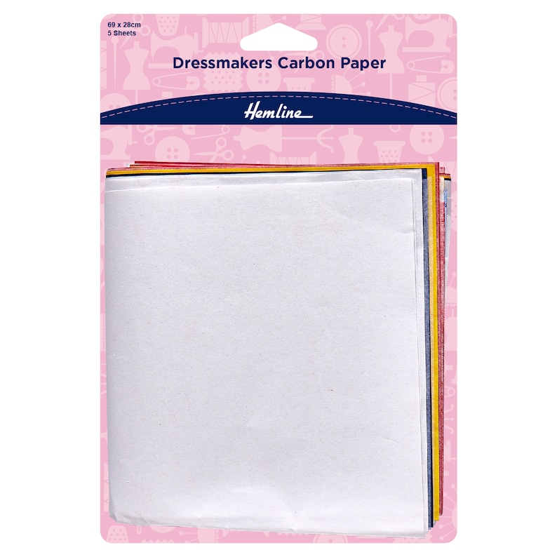 Puede incluir: Un paquete de 5 hojas de papel de calco para modistas en un paquete rosa y blanco. El paquete tiene una etiqueta blanca con el texto "Dressmakers Carbon Paper" y la marca "Hemline". Las hojas miden 69 x 28 cm.