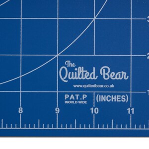 The Quilted Bear Drehbare Schneidematte 30,5 x 30,5 cm quadratisch, selbstheilend, 360 drehbare Bastel-Schneidematte mit Verriegelungsmechanismus zum Nähen Bild 6