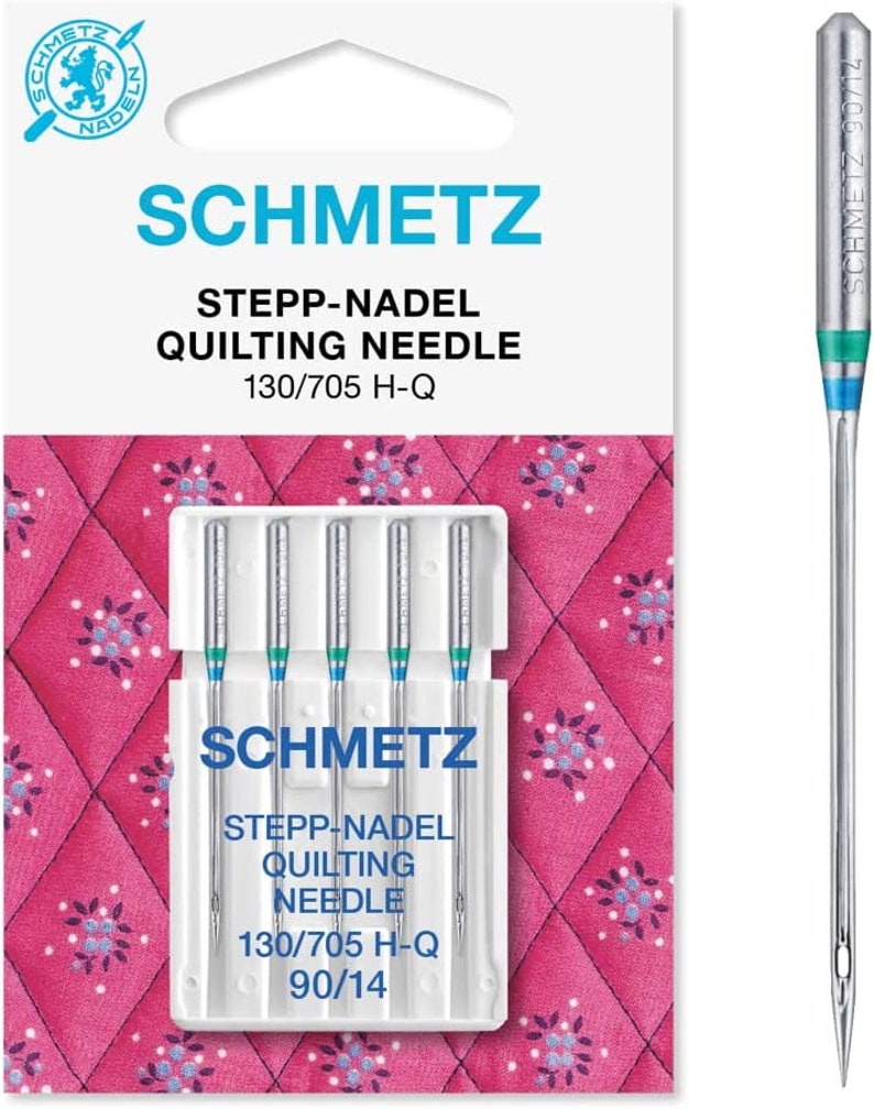 Op de afbeelding: Een verpakking met vijf zilveren quiltnaalden met blauwe en groene accenten. De naalden zijn ge&euml;tiketteerd met "Schmetz Stepp-Nadel Quilting Needle 130/705 H-Q 90/14".