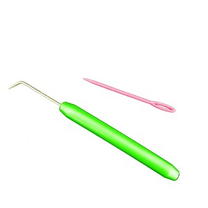 Pode incluir: Um gancho de croch&ecirc; verde com uma ponta dourada e uma agulha de pl&aacute;stico rosa com um olho dourado.