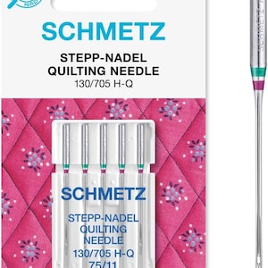 Op de afbeelding: Een verpakking met vijf zilveren naalden voor quilten met groene en paarse accenten. De naalden zijn ge&euml;tiketteerd met "Schmetz Stepp-Nadel Quilting Needle 130/705 H-Q 75/11".