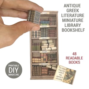 Op de afbeelding: Miniatuur antieke Griekse literatuur bibliotheek met 48 leesbare boeken. De houten boekenkast bevat kleine boeken, rollen en labels. De tekst "Printable DIY Miniature" is inbegrepen.
