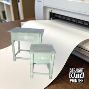 Könnte beinhalten: Zwei Miniaturtische, hellblau lackiert, mit floralen Schubladendetails. Die Tische stehen auf einer weißen Oberfläche, im Hintergrund ein Drucker. Der Text "STRAIGHT OUTTA PRINTER" befindet sich in der unteren rechten Ecke.