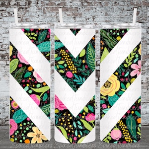 Puede incluir: Tres vasos de acero inoxidable con rayas blancas en forma de cheurón y estampados florales. Los estampados incluyen flores y hojas rosas, amarillas y turquesas sobre un fondo negro. Cada vaso tiene una pajita blanca.