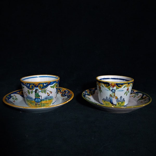 Paire de tasses et soucoupes antiques en faïence Quimper – peintes à la main avec un décor breton