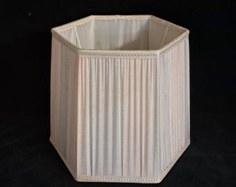 Vintage zeshoekige geplooide lampenkap in wit en lichtroze van uitstekende kwaliteit.