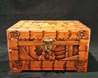 Vintage Holz-Schmuckkästchen mit chinesischen Szenen geschnitzt