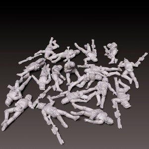 Könnte beinhalten: Eine Sammlung weißer Plastik-Actionfiguren von Soldaten, die auf einer grauen Oberfläche liegen. Die Figuren sind alle in verschiedenen Posen, einige mit Waffen und einige ohne.