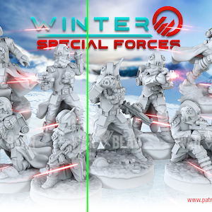 Op de afbeelding: Een set van acht witte plastic miniatuurfiguurtjes van soldaten in winteruitrusting, die wapens vasthouden en op ronde bases staan. De figuurtjes maken deel uit van een "Winter Special Forces"-set.