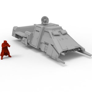 Peut inclure: Un véhicule gris futuriste avec une plateforme surélevée et une grande antenne sur le dessus. Une figurine rouge se tient devant le véhicule.