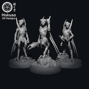 以下が含まれることがあります： 昆虫のような特徴を持つ人間型の生き物の、グレーで詳細なミニチュアフィギュア3体。各フィギュアは異なるポーズで、小さな丸い台座の上に立っています。