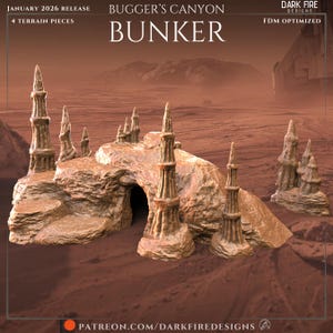 Può includere: Un pezzo di terreno marrone dettagliato, etichettato "BUNKER" per giochi da tavolo. Il set include quattro pezzi di terreno, con una formazione rocciosa con un ingresso a grotta e diverse strutture a forma di guglia. Il testo "BUGGER'S CANYON" e "JANUARY 2026 RELEASE" sono visibili.