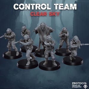 Puede incluir: Un conjunto de figuras en miniatura a escala 32 mm, pintadas en gris, que representan a un equipo de soldados con trajes espaciales. Las figuras están en varias posturas de acción, sosteniendo armas y de pie sobre bases circulares. Las figuras están etiquetadas como "Control Team Clear Sky".