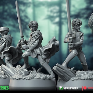 Puede incluir: Tres figuras en miniatura de plástico gris de una persona sosteniendo un sable de luz. Las figuras están de pie sobre una base gris con textura rocosa. El texto "FOREST HEROES" está impreso en la base. Las figuras son parte de un juego "FOREST HUNT".