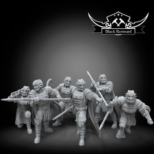 Könnte beinhalten: Eine Gruppe von sechs grauen, detaillierten Miniaturfiguren von Kriegern mit Speeren und Schwertern. Die Figuren sind in Kampfformation aufgestellt. Die Figuren sind aus hartem Kunststoff gefertigt. Die Figuren sind Teil eines Brettspiels oder Rollenspiels.