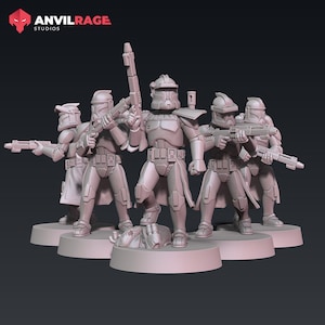 Könnte beinhalten: Fünf graue Plastik-Miniaturfiguren von Star Wars Klonkriegern, jede mit einem Blastergewehr. Die Figuren stehen auf runden Sockeln.