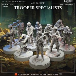 Peut inclure: Un ensemble de 10 figurines miniatures grises de soldats spécialistes dans diverses poses de combat, chacune sur une base circulaire. Le texte indique July + August 2026 Release, Alliance Trooper Specialists, 10 Miniatures, 5 Kits, Dark Fire Designs.