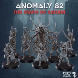Puede incluir: Una colección de figuras en miniatura grises titulada ANOMALY 82 THE STAPH OF SATURN. El conjunto incluye varias figuras humanoides con apéndices arbóreos y figuras con equipo táctico y máscaras, todas montadas sobre bases circulares negras.