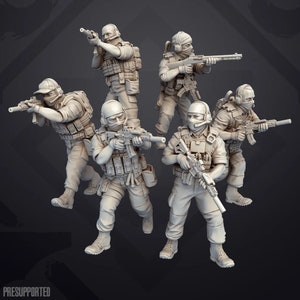 Könnte beinhalten: Ein Set aus sechs grauen Plastik-Miniaturfiguren von Soldaten, die jeweils taktische Ausrüstung tragen und eine Waffe halten. Die Figuren sind in verschiedenen Action-Posen dargestellt.