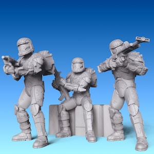 Pode incluir: Três figuras cinzentas de soldados futuristas em poses de combate. Cada figura está vestida com armadura e capacetes detalhados, segurando rifles. Uma figura está sentada, enquanto as outras estão de pé, criando uma cena dinâmica e orientada para a ação. O fundo é um gradiente de azul.