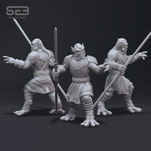 Könnte beinhalten: Drei graue, detaillierte Plastikminiaturen von humanoiden Figuren mit reptilienartigen Merkmalen, die Speere halten. Die Figuren sind in Kampfstellung.