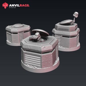Op de afbeelding: Drie grijze 3D-geprinte miniatuur-bunkermodellen met een soldatenfiguur die uit de bovenste luik van een van de bunkers kijkt.