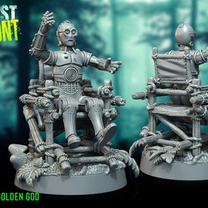 Puede incluir: Una miniatura impresa en 3D de color gris de un personaje robot sentado en una silla de madera. La silla está hecha de palos y cuerda y está rodeada de setas. La miniatura se titula "Forest Hunt" y es un producto de War Bear Studio.