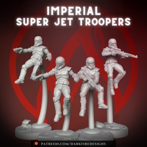 Op de afbeelding: Vier grijze plastic miniatuurfiguren van Imperial Super Jet Troopers uit Star Wars. De figuren zijn in actiehoudingen geposeerd en houden wapens vast. De figuren staan op grijze bases.