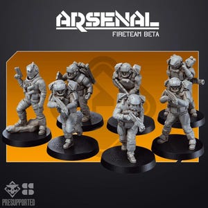 Puede incluir: Seis figuras en miniatura de plástico gris de soldados que llevan armadura futurista y sostienen armas. Las figuras están de pie sobre bases circulares negras. El texto "ARSENAL FIRETEAM BETA" está en la parte superior de la imagen.