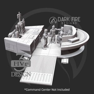 Op de afbeelding: Een grijs 3D-geprint model van een futuristisch commandocentrum met verschillende figuren in harnas. Het model heeft een gedetailleerd ontwerp met meerdere niveaus, een oprit en de tekst "FIVE DESIGN" en "DARK FIRE DESIGNS". De tekst "*Command Center Not Included" is ook aanwezig.