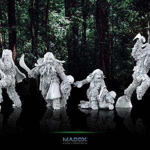 Puede incluir: Cinco figuritas blancas pintadas de Wookies, cada una con una pose y un arma diferentes. Los Wookies están de pie sobre una superficie negra con un fondo de bosque verde.